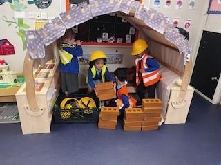 Three little pigs building station