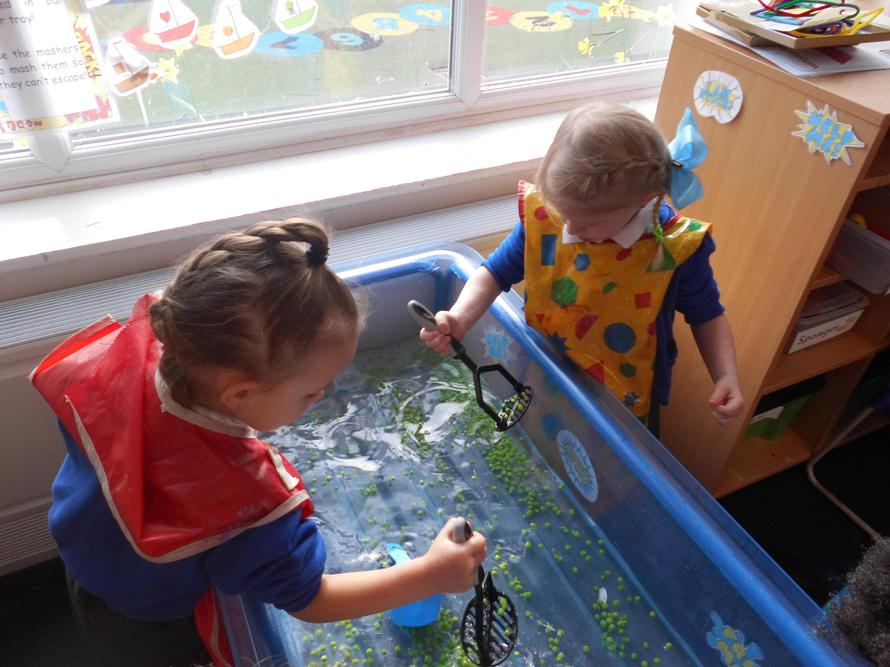 Evil peas in the water tray, oh no! Lets mash them