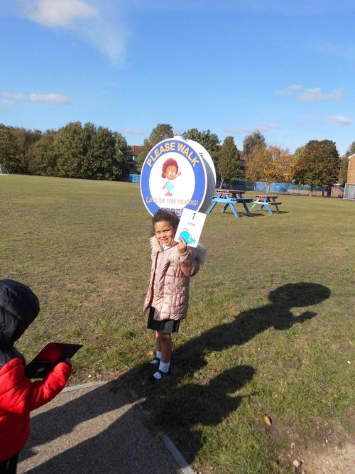 I found 1 round sign.