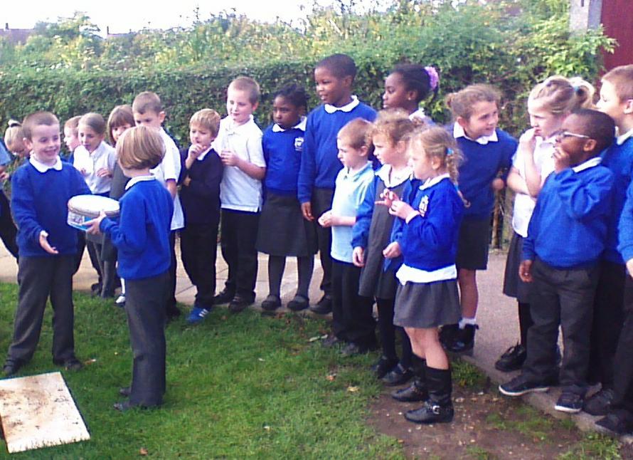 Maise and Alfie are burying the time capsule.